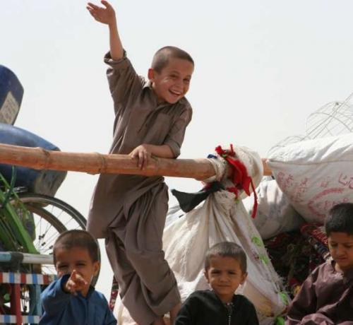 Archivo:Nacidos en el exilio afganos.jpg