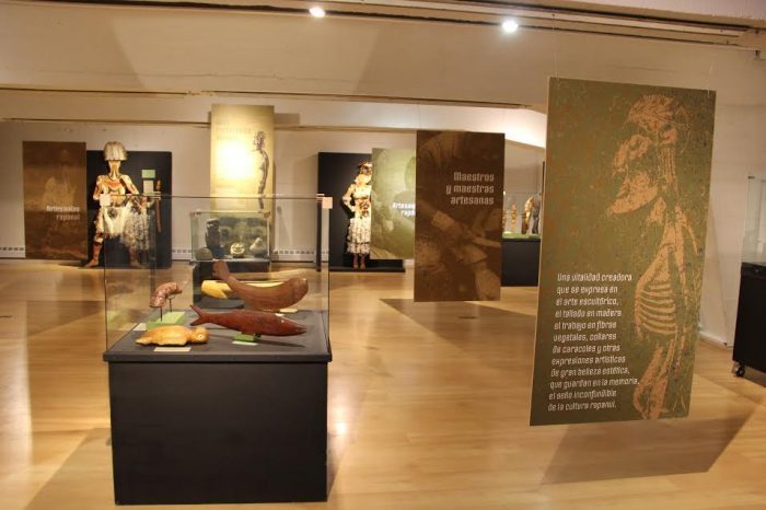 Archivo:Exposición de artesanía de Rapa Nui.jpg