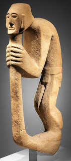 Jorobado apoyado en bastón.jpeg