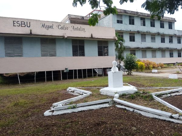 Archivo:Escuela ESBU Miguel Clavo Antolin.jpg