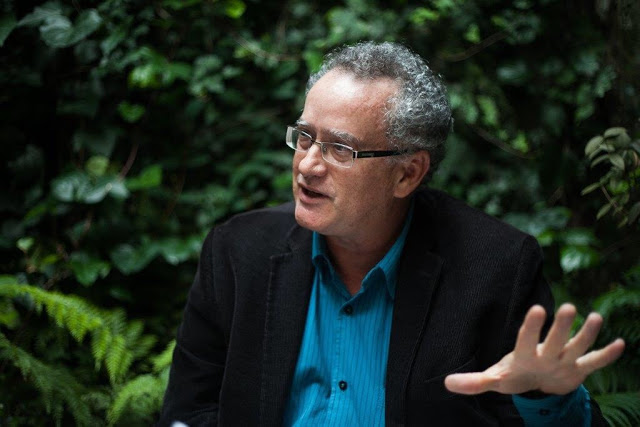 Archivo:Luis fernando afanador.png