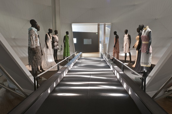 Archivo:Museo-del-traje-pasarela.jpg
