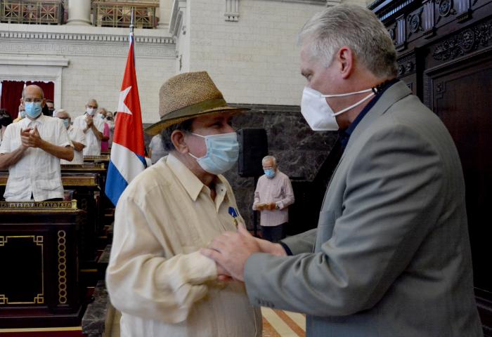 Archivo:Alejandro Hartmann-Medalla Alejo Carpentier.jpg