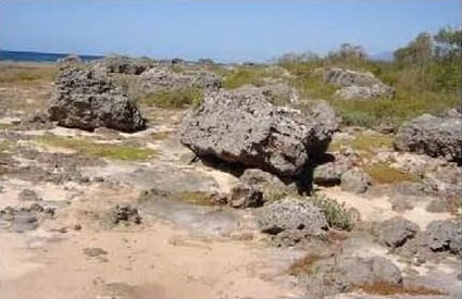 Archivo:Campo de huracanolitos Santiago de Cuba.jpg