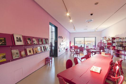 Archivo:Espacios interiores, diseñados por Ricardo Páramo.jpg
