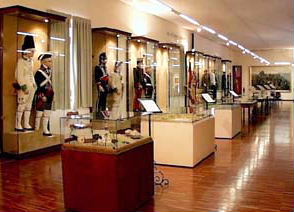 Archivo:MUSEO 20 SALA DE UNIFORMES.jpg