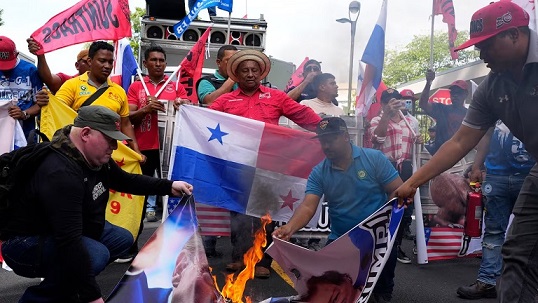 Archivo:Sindicatos panameños potestan frente a embajad de EEUU.jpg