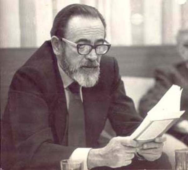 Eliseo durante un recital de poesía en la década de 1980