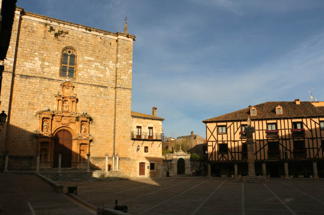 Archivo:Plaza e iglesia.jpg