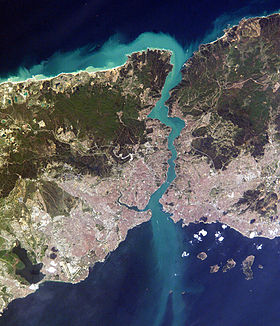 Archivo:Satelital Istambul and Bosporus big.jpg