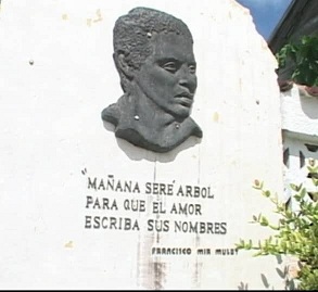 Archivo:Tarja dedicada a Paco Mir en Banes.jpg
