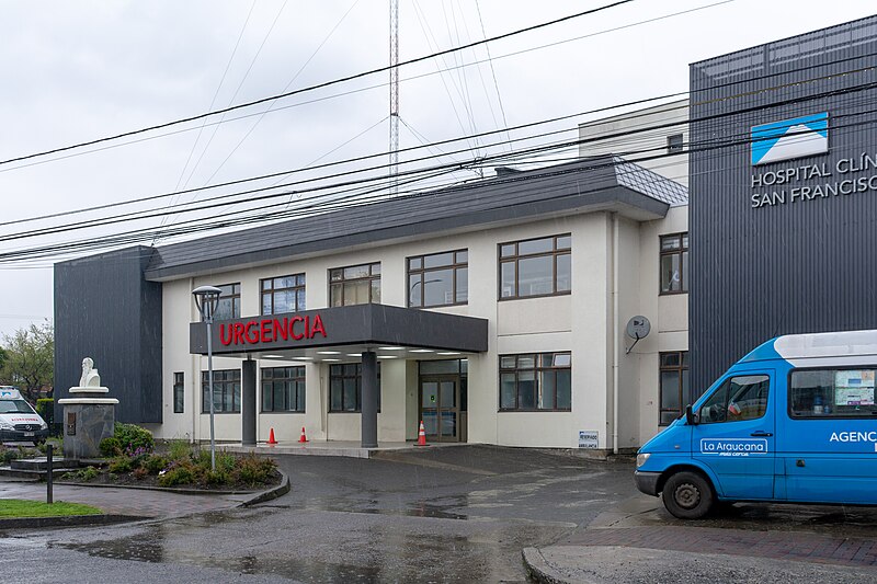 Archivo:Hospital San Francisco, Pucón urgencia.jpg