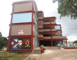 Los centros educacionales de gran tamaño son característicos de la ciudad de Moa. En la imagen la Secundaria Básica Diosdado Samón, ubicada en el centro de la ciudad, reparada en 2019.