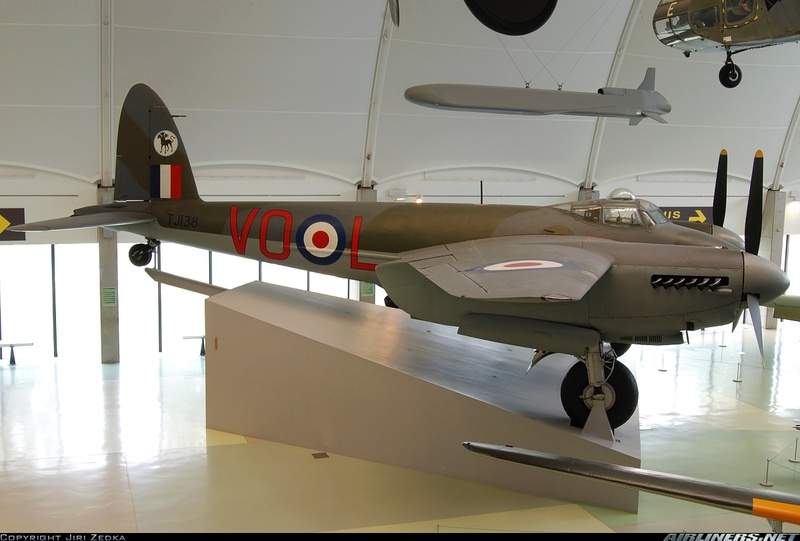 Archivo:Dehavillanddh98mosquito side.jpg