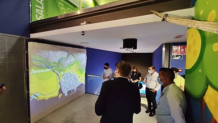 Archivo:Panel de realidad aumentada con reconocimiento facial..jpg