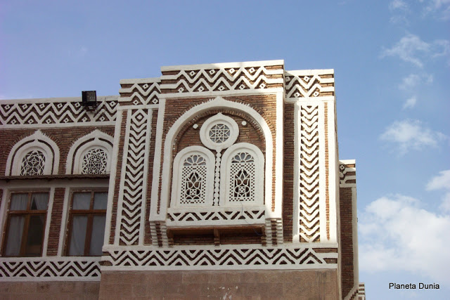 Archivo:Yemen 18 bis Ventana con celosía de estuco.jpg