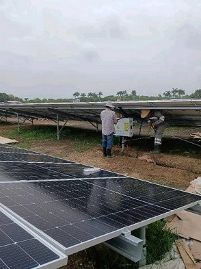 Archivo:PSFV Calabazar de Sagua Conectando los paneles solares.jpg