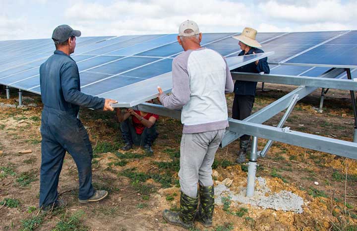 Archivo:PSFV Puerta de Golpe Montando los paneles solares.jpg