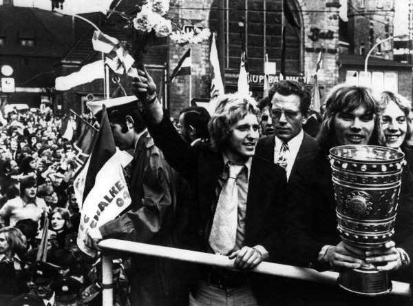 Archivo:HistoriaSchalke04 b2.jpg