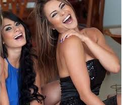 Archivo:Stefania con su hija.jpg