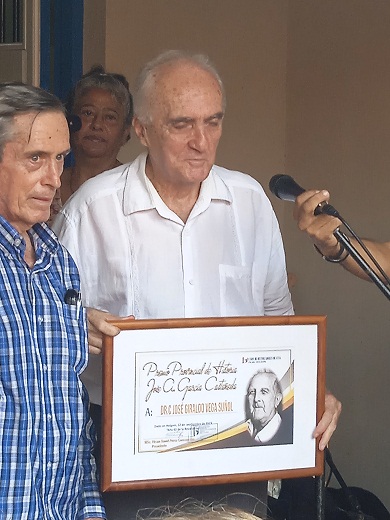 Archivo:Recibiendo el Premio provincial de Historia.jpg