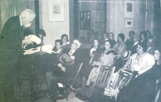 Archivo:Dr. Cándido Hoyos impartiendo una conferencia.jpg