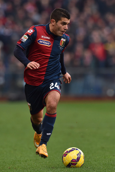 Archivo:Silva+Iago+Falque+Genoa+CFC+v+Sassuolo+Calcio+HJaDwwDYJgel.jpg