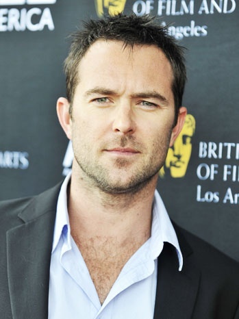 Archivo:Sullivan Stapleton.jpg