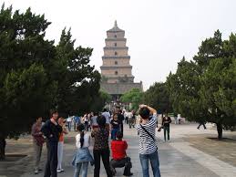 Turistas en la pagoda.jpg