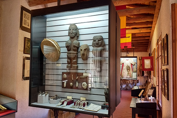 Archivo:Objetos en exhibición Vichuquén.png