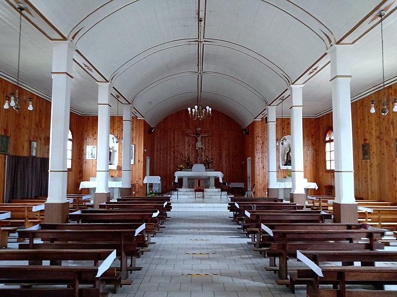Archivo:Nave central Iglesia San Enrique de Purén.jpg