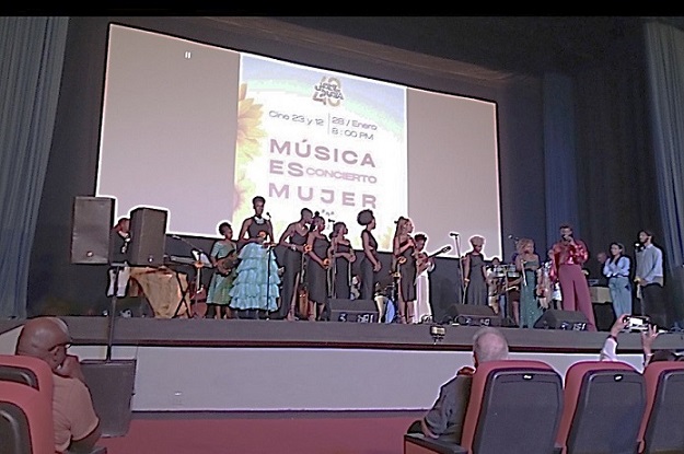 Archivo:Cary Bridón Homenaje en concierto Música es Mujer.jpg