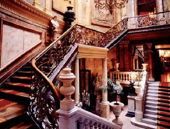 Archivo:Escalera-de-honorMuseoC.jpg
