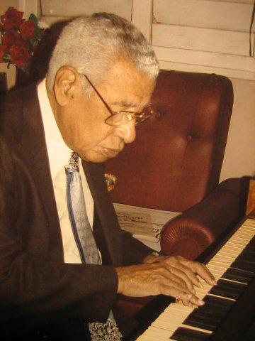 Archivo:Richard Egues al piano.jpg