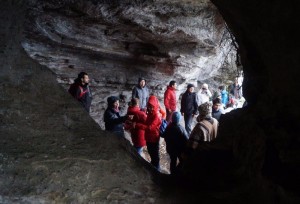 Archivo:Cuevas isla huapi.jpg