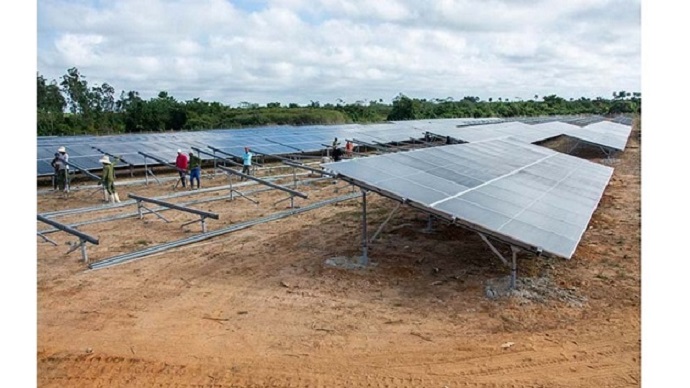 Archivo:Panel bifacial En Puerta de Golpe se incluyeron paneles bifaciales.jpg