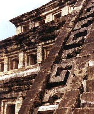 Archivo:Tajin Nichos Balaustrada.jpg