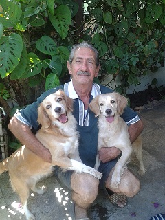 Tony y las perritas.jpg
