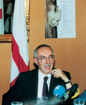 Archivo:GUILLERMO FATAS CABEZA.jpg