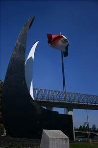 Escultura frente a la Bandera.jpg
