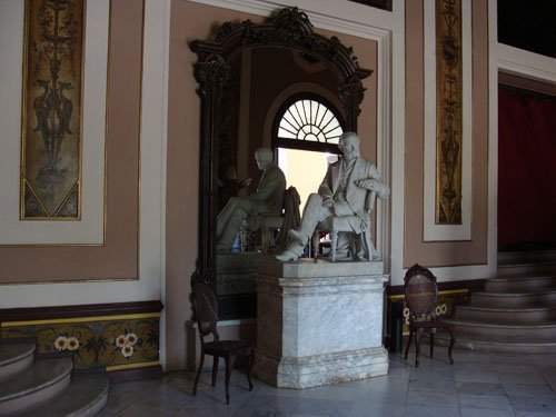 Archivo:Estatua de tomas terry.jpg