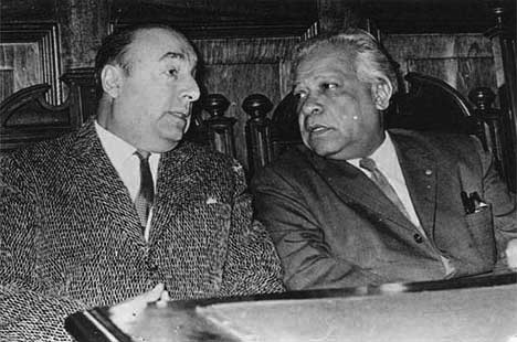 Nicolás Guillén con Pablo Neruda, en la Universidad de La Habana.