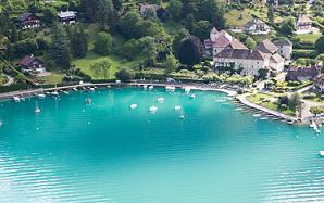 Archivo:Hoteles en el lago de Annecy (Francia).png