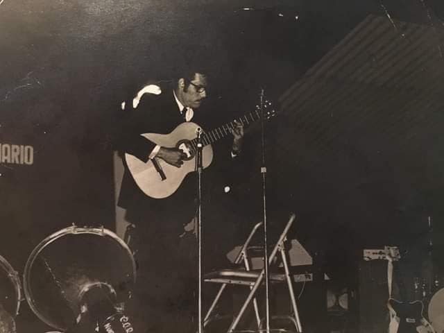 Archivo:Máximo Fernández Morell con su guitarra.jpg