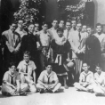 Archivo:1943-fidel junto a estudiantes y profesores del colegio de belen.png
