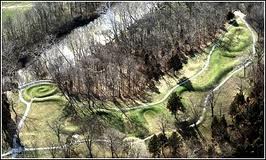 Vista aerea Monticulo de la serpiente.jpg