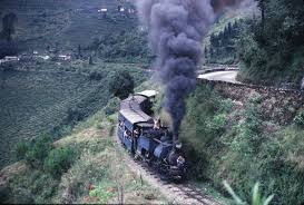Archivo:Ferrocarril del Himalaya de la India.jpeg