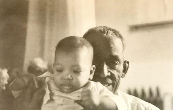 Archivo:8 michel mirabal-y su abuelo.jpeg