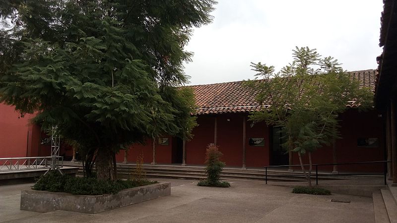 Archivo:Patio del Centro Cultural Colina1.jpg