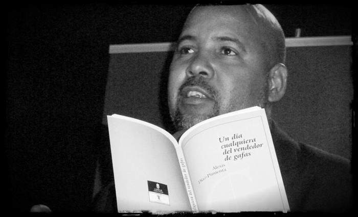 Alexis Pimienta leyendo su libro de poesía Un día cualquiera del vendedor de gafas (2011).